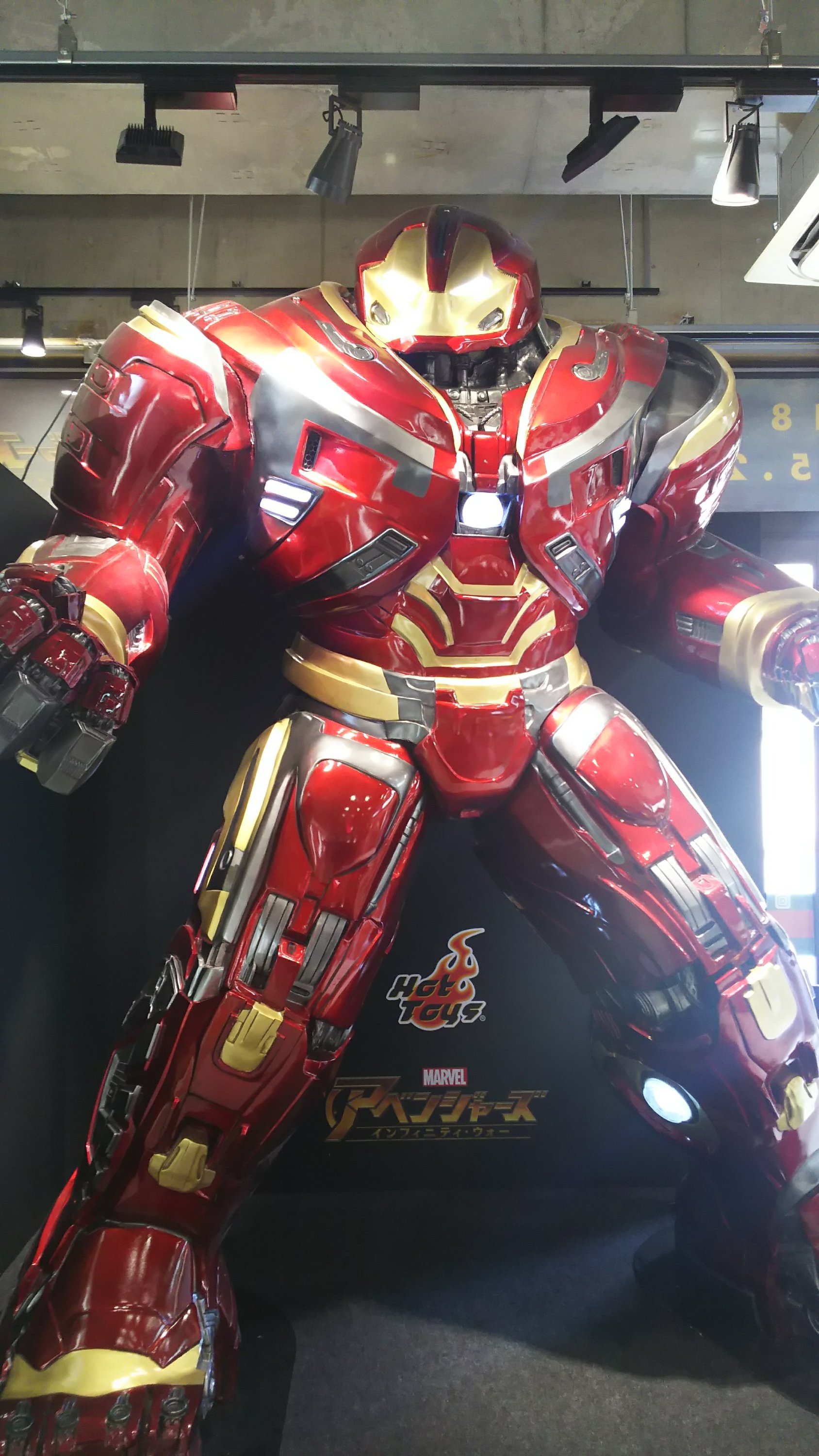 メインで扱っているホットトイズ社製のフィギュアは6分の1サイズで値段もオモチャ価格では無くなかなか手は出せませんがショーケースに飾られていて見るだけでも価値